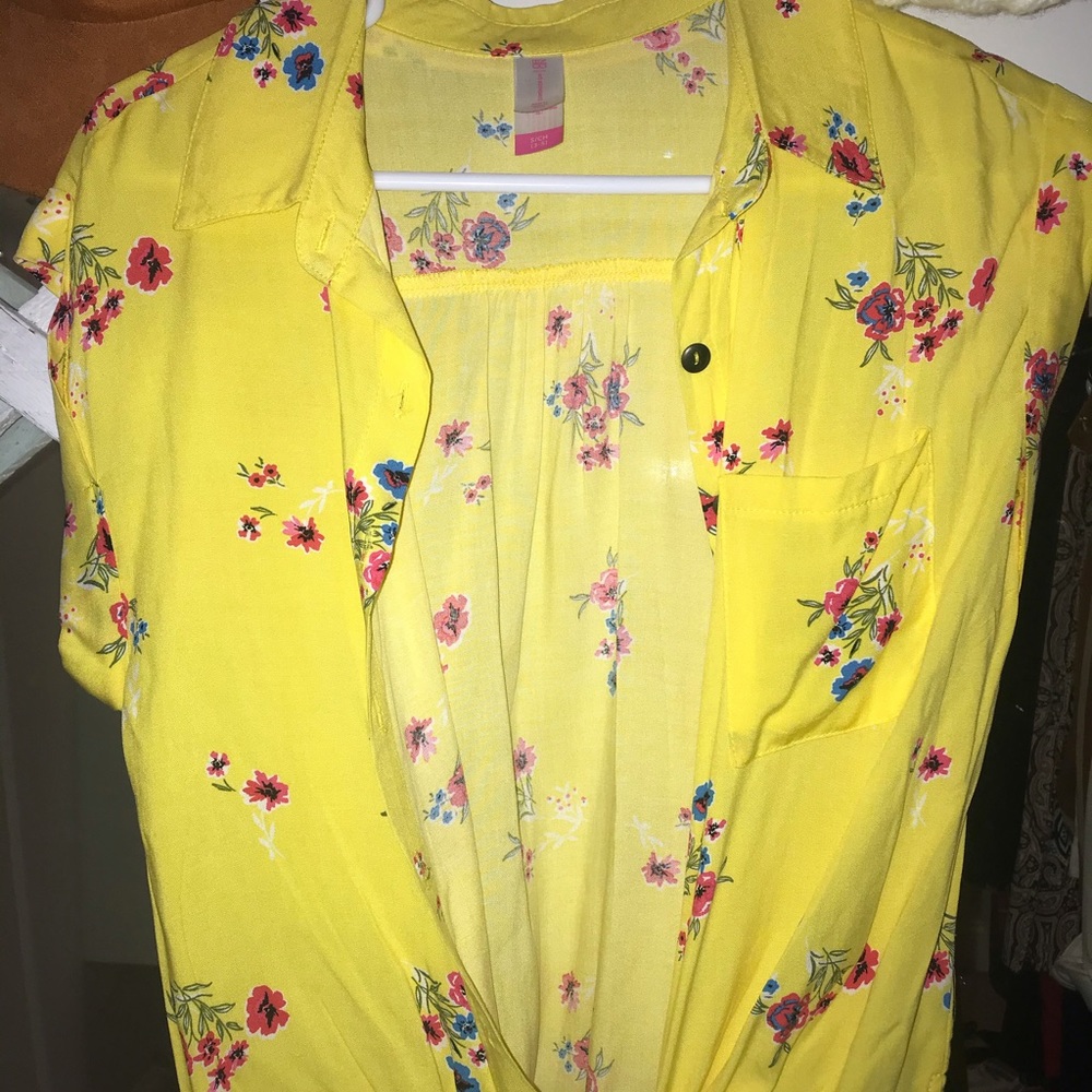 Yellow tee shirt